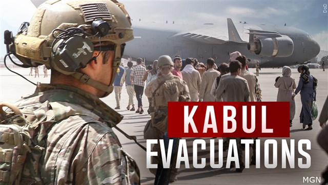 US forces keep up Kabul airlift under threat of more attacks